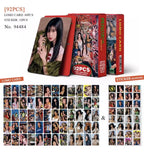 Contenido del set Katseye con lomo cards y stickers