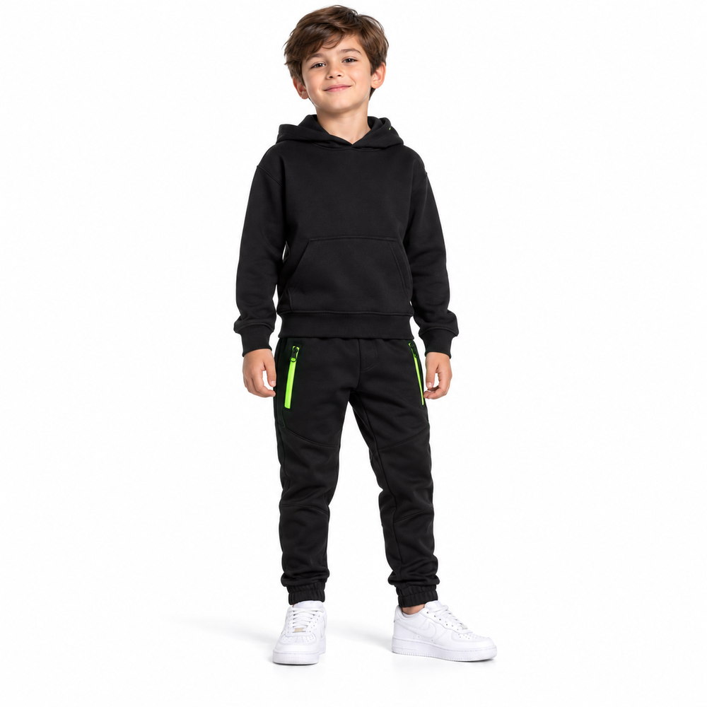 Niño luciendo jogger deportivo infantil negro con cierres verde neón