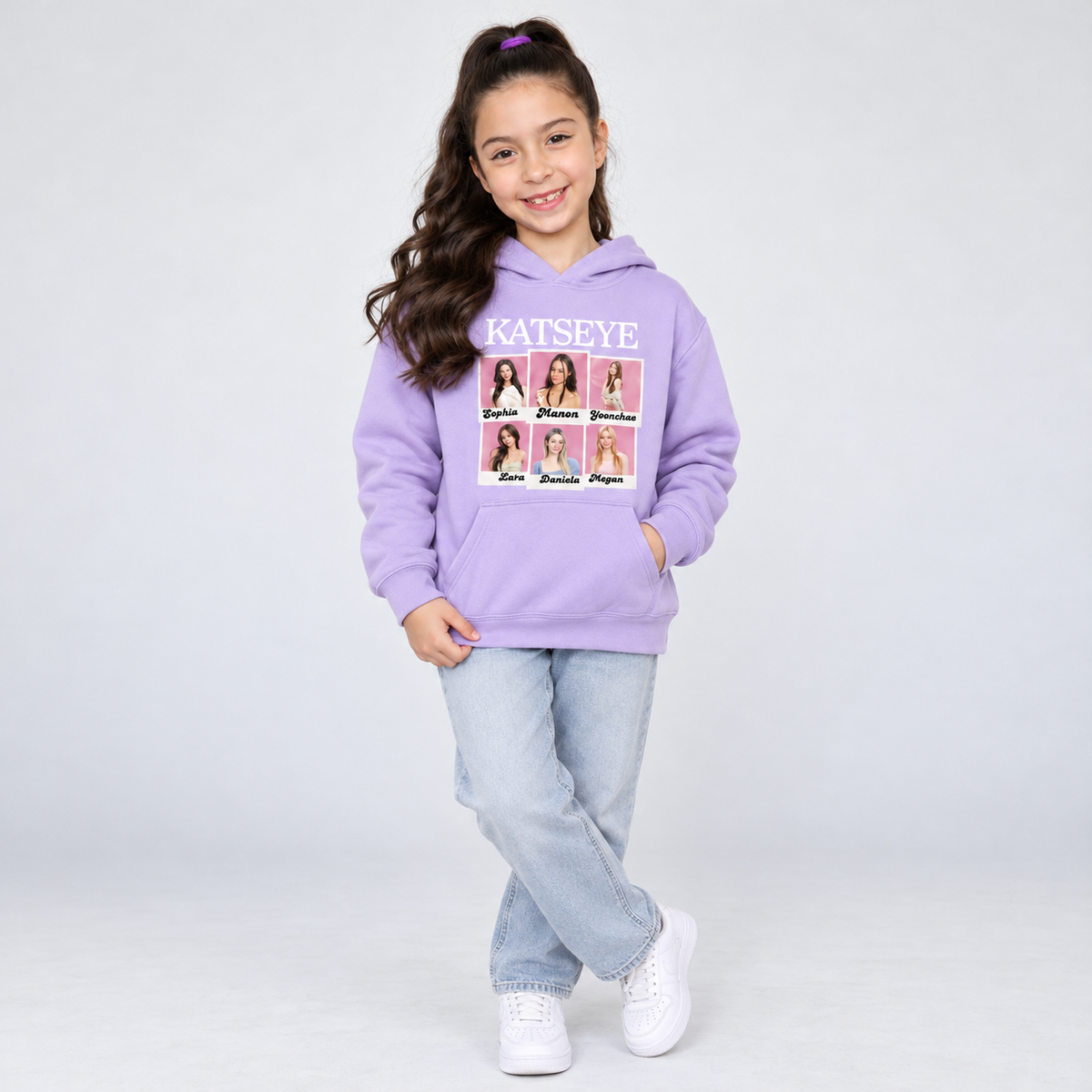 Niña usando polerón KATSEYE lila Pascalle con estampado frontal