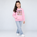 Niña usando polerón KATSEYE rosa Pascalle con estampado frontal